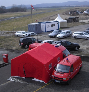 Bei der Flugbeobachterfortbildung 2013 in Neumarkt: Aufgebautes ELW mit ausgefahrenem Masten und Schnelleinsatzzelt