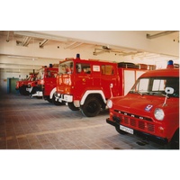 Fahrzeughalle des neu gebauten Feuerwehrhauses mit allen damaligen Fahrzeugen (1990)
