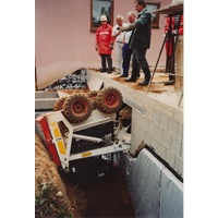 In Baugrube gestürzter Kompaktlader (1994)