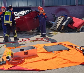 Einsatzstelle 3: Person unter Container Einsatzstelle 3: Person unter Container