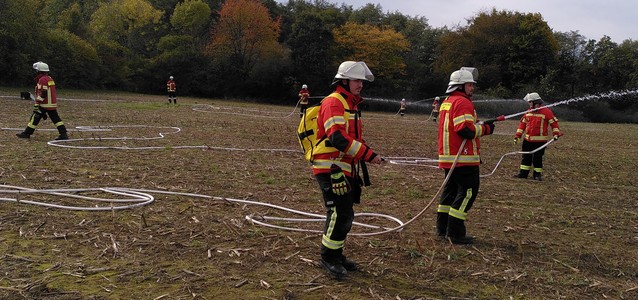 Brandbekämpfung mit D-Schläuchen und Löschrucksack Brandbekämpfung mit D-Schäuchen und Löschrucksack