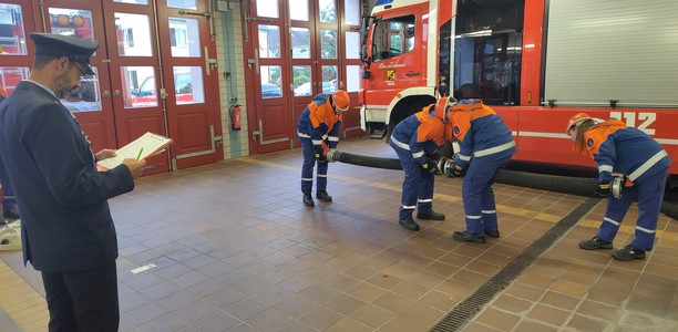 Jugendgruppe beim Saugleitung kuppeln Jugendgruppe beim Saugleitung kuppeln