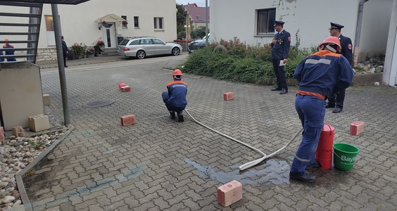 Umspritzen eines Eimers mit der Kübelspritze Umspritzen eines Eimers mit der Kübelspritze