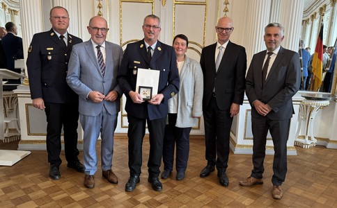 Kreisbrandrat Jürgen Kohl, Landrat Willibald Gailler, KBI Joachim Klein, Renate Klein, Regierungspräsident Walter Jonas, Bürgermeister Peter Bergler. Foto: Regierung der Oberpfalz Kreisbrandrat Jürgen Kohl, Landrat Willibald Gailler, KBI Joachim Klein, Renate Klein, Regierungspräsident Walter Jonas, Bürgermeister Peter Bergler. Foto: Regierung der Oberpfalz