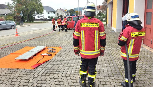 Aufbau: Brandschutz im Vordergrund, Personenbefreiung im Hintergrund Aufbau: Brandschutz im Vordergrund, Personenbefreiung im Hintergrund