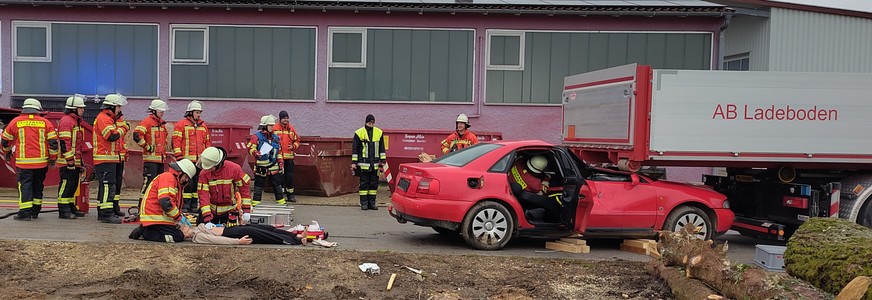 Szenario 1: Gesamtübersicht mit PKW unter LKW rechts und Reanimation links