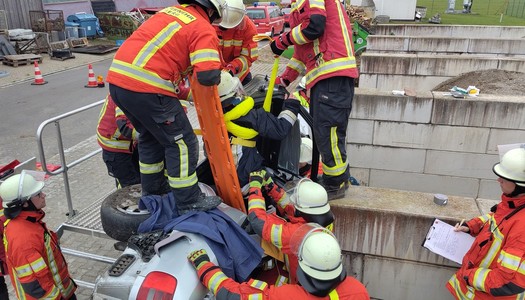 Szenario 2: Herausheben des Patienten aus dem auf der Seite liegenden Fahrzeug
