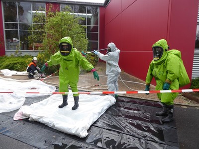 Dekontamination eines CSA-Trägers durch die FF Holzheim Dekontamination eines CSA-Trägers durch die FF Holzheim