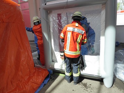 Dekontamination durch unseren ABC-Zug: Reinigung in Ein-Personen-Dusche Dekontamination durch unseren ABC-Zug: Reinigung in Ein-Personen-Dusche
