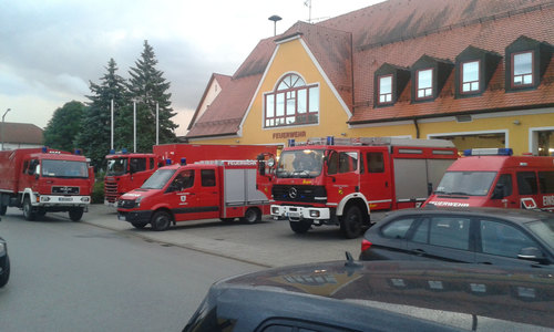 Ein Teil der beteiligten Fahrzeuge vor dem Feuerwehrhaus